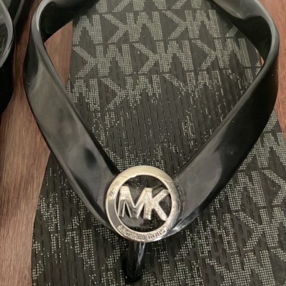 Michael Kors flip flops - Picture 2 of 4